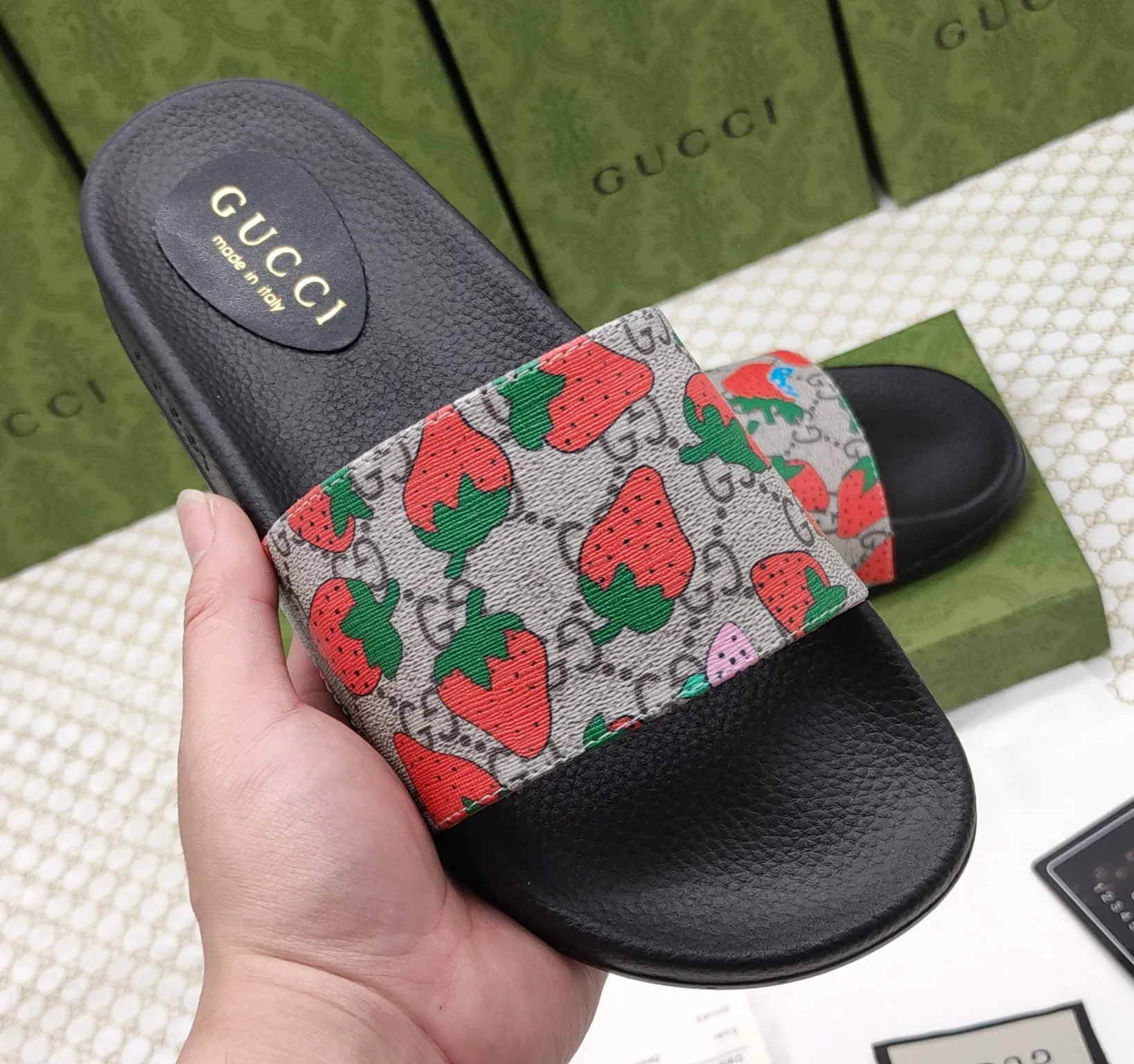 👟👟Ex-factory price 220👟👟 Couple model 🎗Gucci "Gucci" slippers, a much-anticipated one, so beautiful that it will melt your hearts❤,! It is simply a masterpiece of extraordinary craftsmanship. It is a must-have for everyone. It is made by open molding. The foot feels Q-elastic and super soft. The upper foot is super delicate. Size number (35~47), exclusive model, with many layouts, there is always one you like🎉🎉